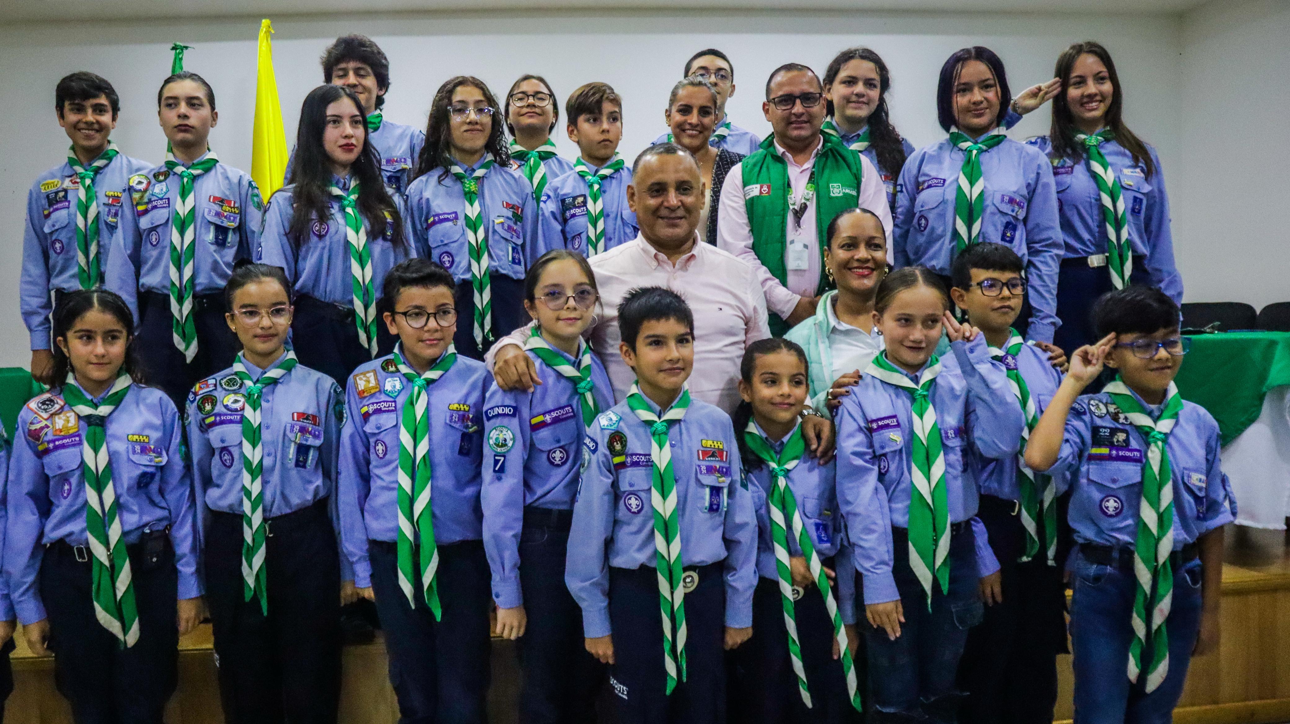 FOTO ALCALDE Y SCOUTS 1